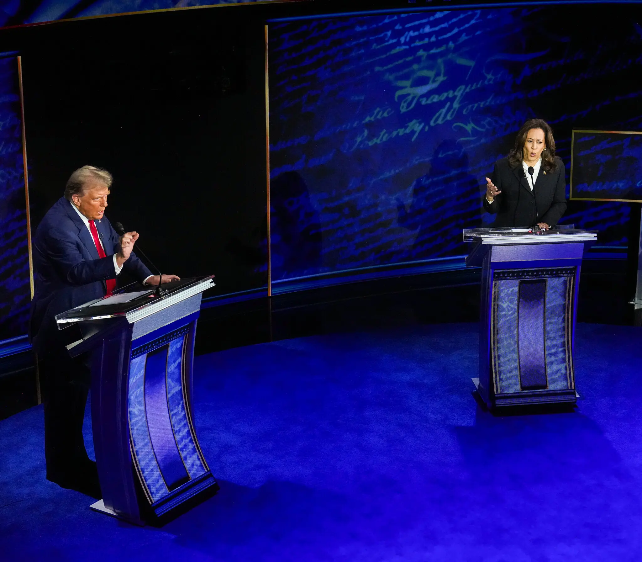 Ні Трамп, ні Гарріс не мають переконливої переваги у "хитких" штатах